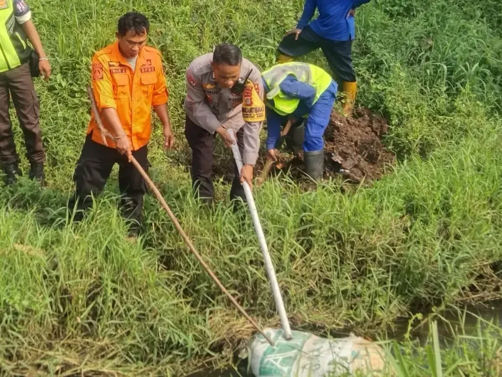 Karung Misterius di Tangsel: Kepanikan Warga Berakhir dengan Penemuan Bangkai Kambing
