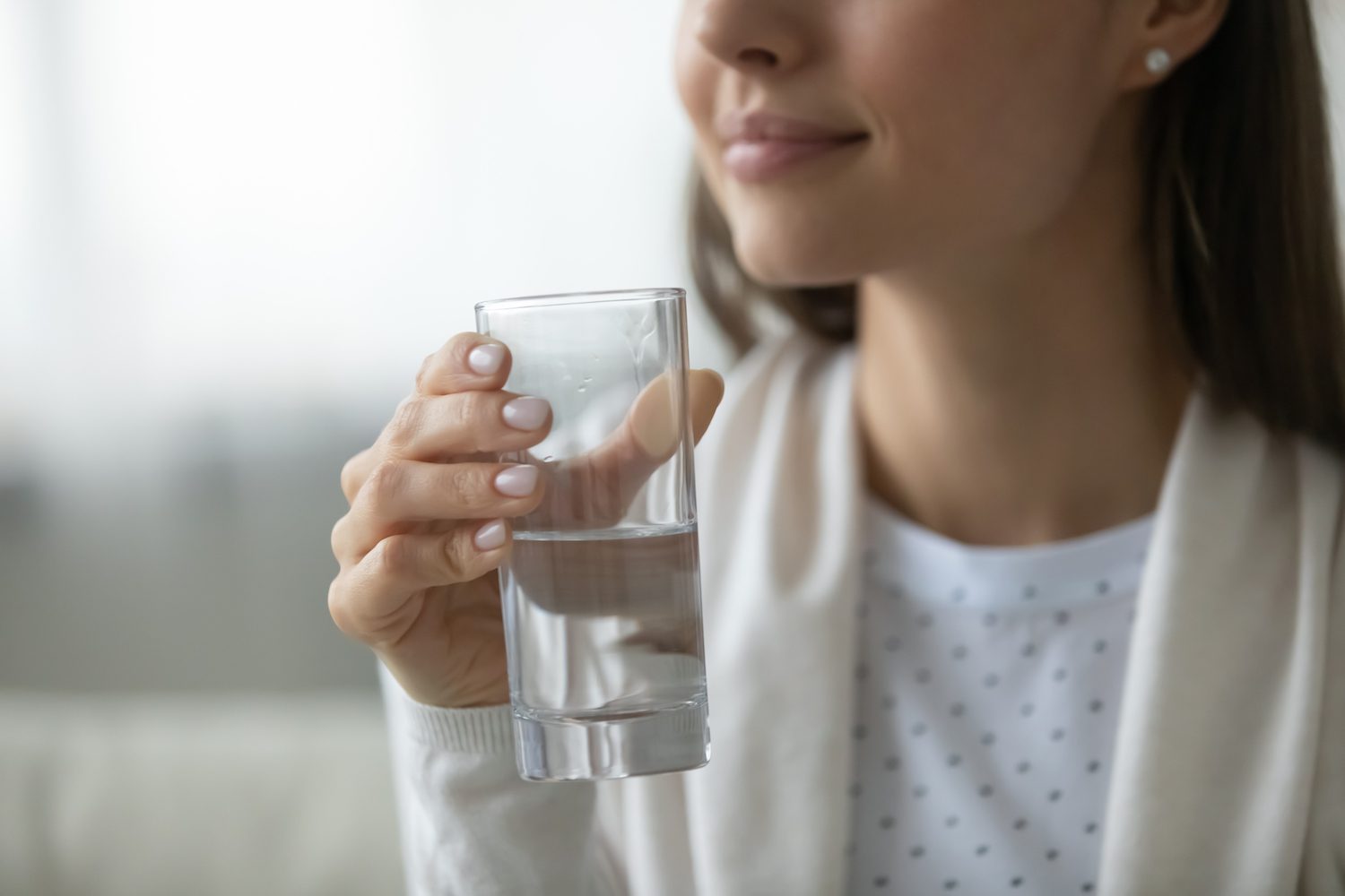 10 Manfaat Minum Air Putih di Pagi Hari yang Jarang Diketahui